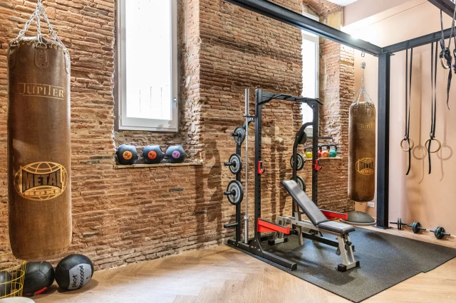 Fitness de Luxe : Studio de Sport Équipé à l'Hôtel OVYO toulouse centre studio de sport moderne et bien équipé de l'Hôtel Ovyo Toulouse, avec des équipements de cardio et de musculation de pointe, des miroirs muraux pour le suivi de la posture, et une ambiance motivante